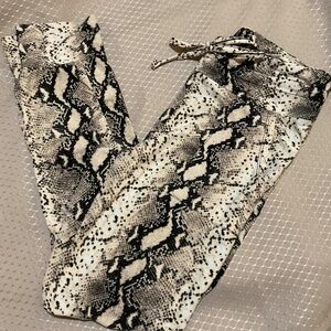 LOVE❤️ STREAK LEGGINGS (VERY VERY SOFT)